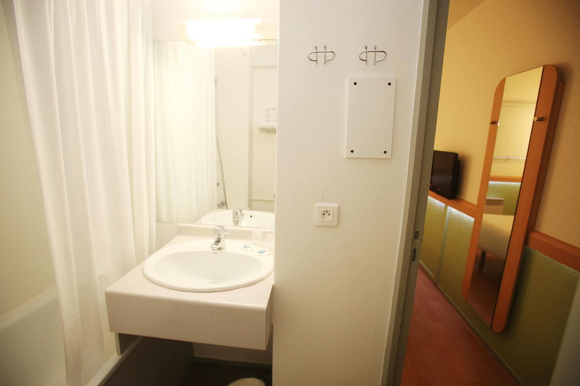 ホテル Ibis Budget Nantes Sainte Luce エクステリア 写真